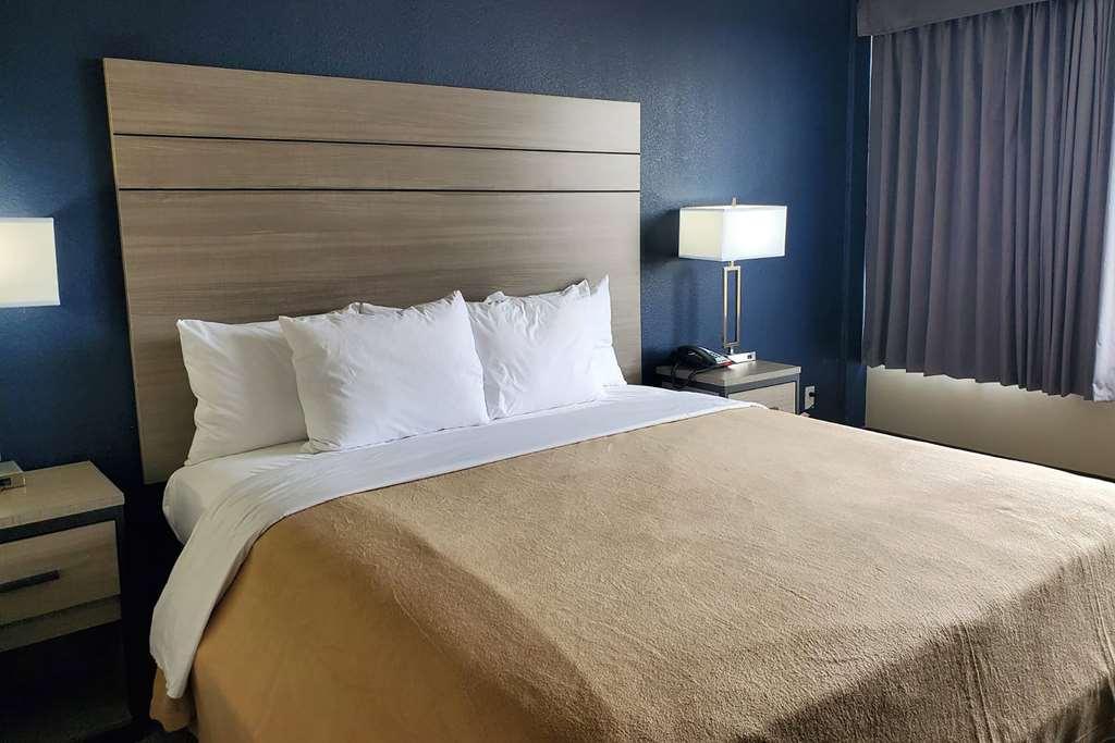 Baymont By Wyndham Laredo Otel Oda fotoğraf